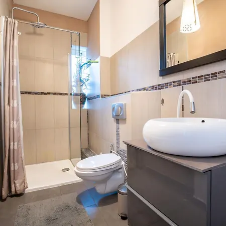 Charmante In Der Stadt 홈스테이 *